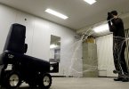 Новый робот-охранник стреляет в людей сетью