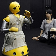 Само собой, все перемещения по сцене и произнесённые роботами фразы были запрограммированы, импровизации никакой (фото AFP Photo/Yoshikazu Tsuno).