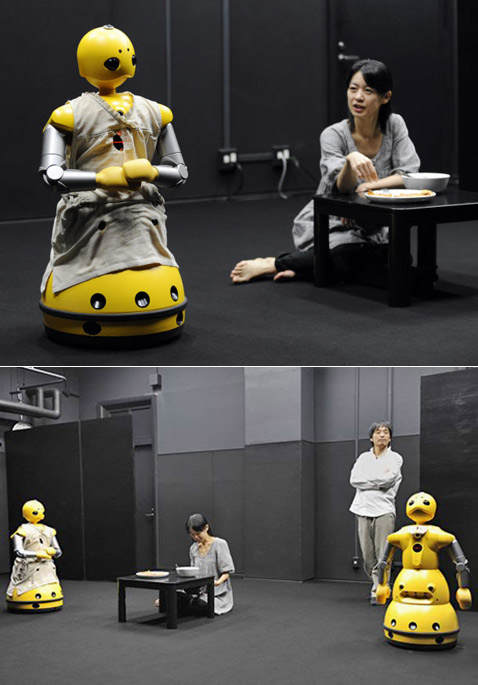 Людей, как и роботов, на сцене было двое – актриса Минако Иноуе (Minako Inoue) и её партнёр изображали семейную пару, столкнувшуюся с "восстанием машин" в миниатюре (фото AFP Photo/Yoshikazu Tsuno). 