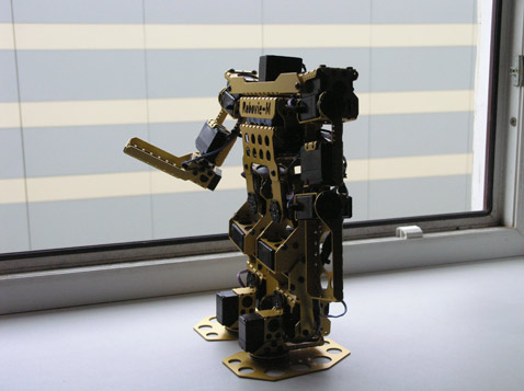 Фотографируя робота у раскрытого окна, мы чуть не попали на $4 тысячи. Шестой этаж, всё-таки (фото MEMBRANA).