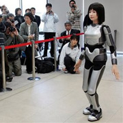 "Почти человеческая" внешность робота удалась, пожалуй, как никогда. При таком росте – это существенный шаг вперёд, хотя разработчики по-прежнему считают его одним из первых (фото AP/Koji Sasahara).