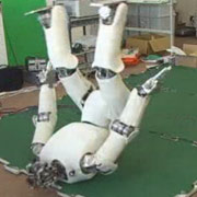 Роботы вставали на ноги и раньше, но именно
таким способом машина поднимается впервые