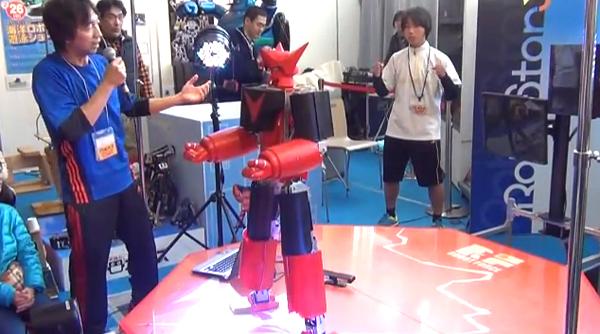 Боевой робот повторяет движения человека