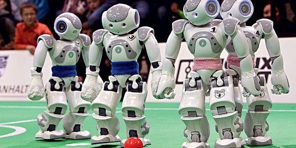 роботы NAO играют в футбол