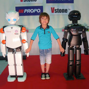 Пока что создатели роботов-андроидов побаиваются оставлять их один на один с детьми. Но этот мальчуган оказался не из робкого десятка и даже взял своих новых "друзей" за руки (фото Vstone).