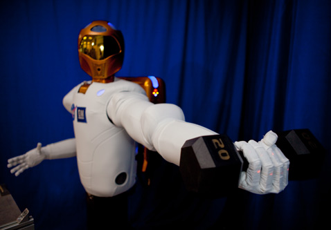 В условиях земли "Робонавт-2"
способен поднять груз весом 9,07 килограмма как удерживая его вблизи туловища,
так и на вытянутой руке. NASA пишет, что это примерно вчетверо больше, чем у
других "ловких" роботов, очевидно, подразумевая манипуляторы, пятипалые кисти
которых смоделированы по образу и подобию человеческих (фото NASA).