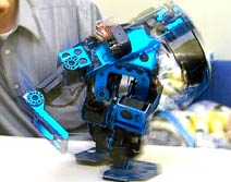 Несмотря на скромные размеры и сравнительную простоту, новый робот Robovie-M — одна из немногих в мире машин, обладающих чувством равновесия (фото с сайта usatoday.com).