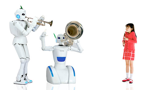 Жизнь в гармонии с людьми — главная мелодия Toyota Partner Robots.