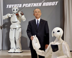 Президент Toyota Катсуаки Ватанабе (Katsuaki Watanabe) заявил, что робототехника станет основным бизнесом для компании в наступающих годах (фото AP).