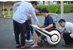 Новое устройство превращает инвалидное кресло в электромобиль 