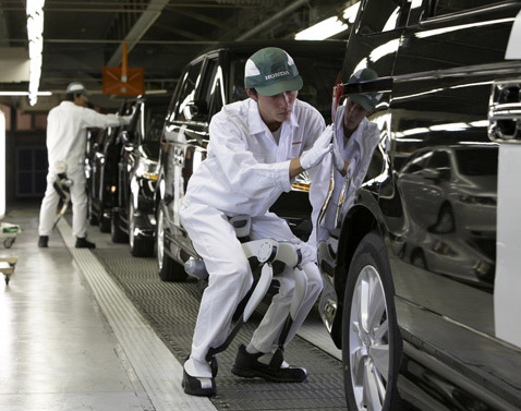Киберноги от Honda в действии на конвейере хондовского завода Саитама (Saitama) в Сайяме (фото Honda).
