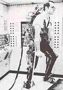 1978 год. Американцы испытывают киберноги для инвалидов или больных людей. Кабель за спиной — питание машины и её управление от компьютера (фото с сайта web.mit.edu).