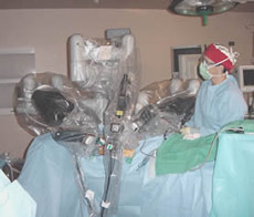 Дистанционно управляемые роботы-хирурги уже работают в ряде клиник, но эти системы весьма громоздки и не годятся для поля боя или помещений орбитальной станции (фото с сайта unmc.edu).