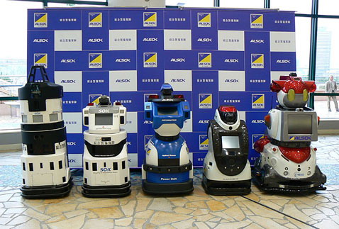 Это предшественники Reborg-Q — семейство роботов ALSOK. Машина Guardrobo D1 — вторая справа (фото Robot Watch).