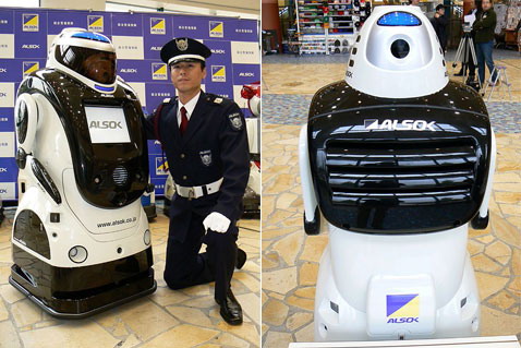 Человек, приобнявший робота на фото слева, — не полицейский. Это охранник, сотрудник ЧОПа ALSOK. На снимке справа — Reborg-Q, вид сзади (фото Robot Watch).