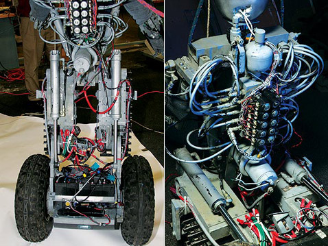 На этих снимках хорошо видны аккумуляторы — они расположены в самом низу робота. Аккумуляторы питают электрическую систему BEAR, в том числе и электромотор, вращающий масляный насос гидросистемы (фотографии Walter Sidas, Tom Atwood).