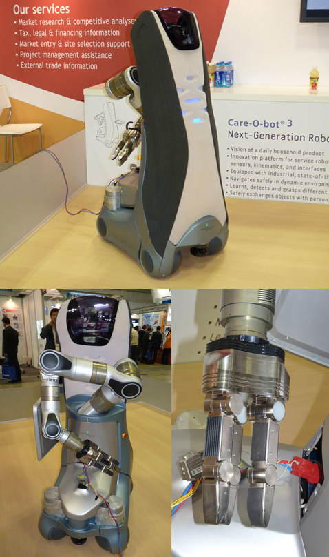 Care-O-bot 3 на iREX 2009. Экспозиция проекта выглядела скромно, но, судя по столику на заднем плане, этот симпатичный робот, как и на предшествующих экспозициях, устраивал мини-шоу, подавая бутылки с водой посетителям (фотографии Robot Watch).