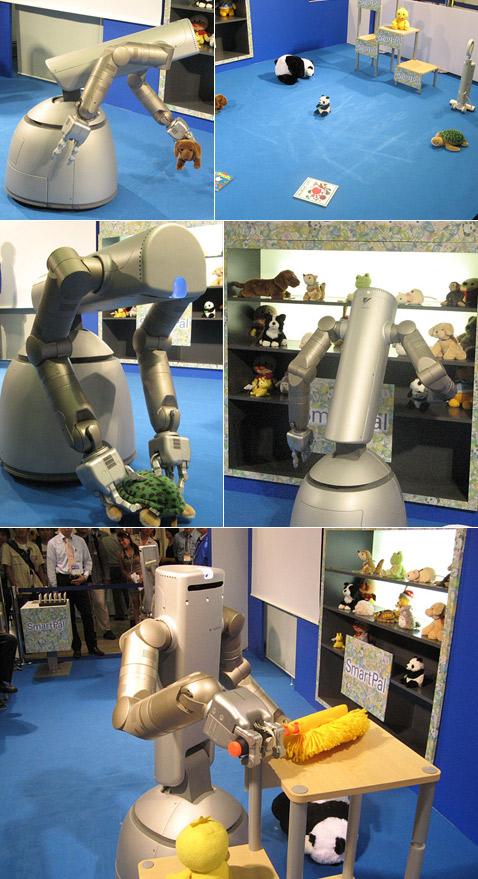 Название SmartPal можно перевести как "Интеллектуальный друг". Или "Умный товарищ" (фото с сайта robot.watch.impress.co.jp).