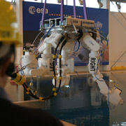 Eurobot опускают в бассейн в Европейском центре астронавта 
