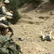 2002 год. Афганистан. PackBot работает вместе с американскими сапёрами (фото CNN). 