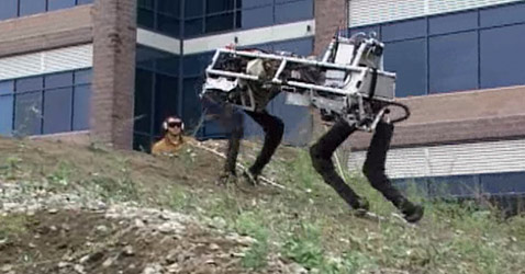 BigDog показывает, что способен забираться по склону. Пока робот круче, чем склон (иллюстрация Boston Dynamics).