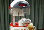 Японский робот-холодильник разливает пиво из банок
