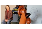 Робот-художник научился писать портреты