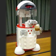 Долгожданный момент: после медленных манипуляций, сопровождающихся детским лепетом, робот наливает-таки пиво в бокал (фото с сайта
newlaunches.com).