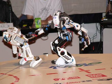 Бой робота 2325RV (справа) с одним из соперников