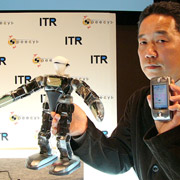Робот выглядит как игрушка, но его цена обещает нечто большее (фото с сайта watch.impress.co.jp). 