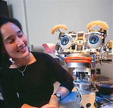 Синтия Бризил занимается многими робототехническими проектами, благодаря чему весьма известна. На данном фото в компании директора Robotic Life Group робот по имени Kismet.