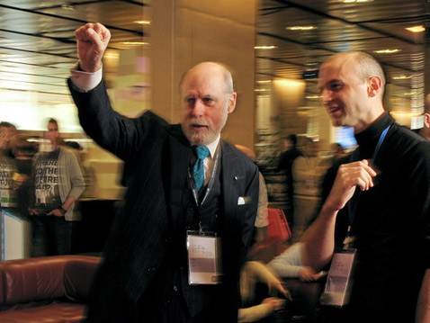 "Отец Интернета" Винтон Серф (Vint Cerf), слева, знакомится с QB1 под присмотром Фредерика Каплана (фото OZWE).