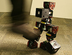 Куски робота находят друг друга после взрыва