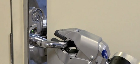 Робот умеет обращаться только с ручками такого типа. Скажем, круглые он не повернёт. Но не беда – многие общественные здания в США избавлены от неудобных ручек согласно закону об инвалидах. Нажимные ручки удобнее использовать людям с ограниченной подвижностью рук. И роботам (кадр Willow Garage).