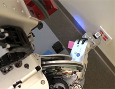 Персональный робот открывает двери и втыкается в найденные розетки