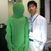 Почему робот зелёный? Чтобы легче его вырезать из нашей реальности, говорит создатель Митихико Созди (на снимке) (фото Impress Watch Corporation).