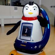 Новость о том, что робот испускает запахи, конечно, породила волну дурацких шуточек, дескать, "пингвин" будет портить воздух, хи-хи-хи (фото ETRI).