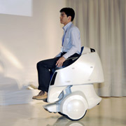 Это кресло Mobility Robot компания Toyota показала в начале декабря прошлого года вместе с роботом-скрипачом. По всей видимости, именно на этой разработке базируется модель ITR (фото AP).