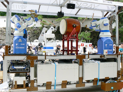 Как видим, на шесть рук был всего один барабан, потому один из роботов бил в литавры (фото с сайта robot.watch.impress.co.jp).