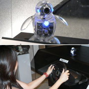 На выставке возможности "пингвина" демонстрировались не в автомобиле, а на тренажёре для водителей (фото с сайта pc.watch.impress.co.jp).