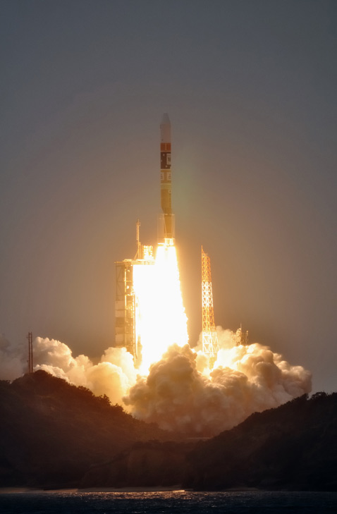 Ракета-носитель <b>H-IIA</b> – рабочая лошадка японской космонавтики. Она применяется для запуска как искусственных спутников Земли, так и межпланетных станций (в том числе японского лунника). Надёжность её следует признать неплохой: из 17 запусков (ракета используется с 2001 года) неудачным был только один (номер 6), после которого были сделаны надлежащие поправки (фото Narita Masahiro).