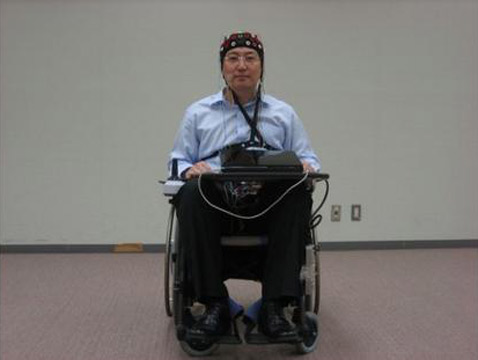 Инвалидное кресло от "Тойоты" – лишь прототип. И программа для его управления работает на обычном ноутбуке. Но в будущем, вероятно, всю необходимую электронику можно будет встроить в само кресло (фото RIKEN).
