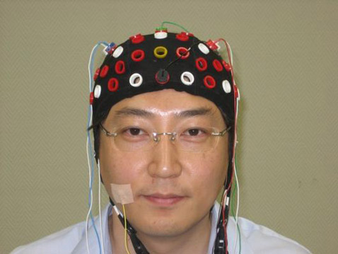 Помимо датчиков ЭЭГ испытатель кресла носил датчик выдоха (или датчик надувания). Он приклеен к щеке. Этот сенсор определяет надутую щёку – сигнал к немедленной остановке. Сделано это для подстраховки – сенсор движения щеки надёжнее технологии считывания мозговых волн, так что может использоваться как аварийный "стоп-кран" (фото RIKEN).