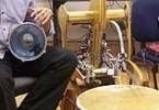 Плоский Буратино импровизирует на барабане и исправляет людей