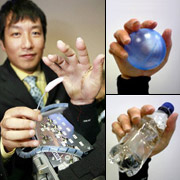 Президент Squse Микио Симицу (Mikio Shimizu) держит новую искусственную руку и один из её мускулов. Справа: новая рука в действии (фотографии с сайтов physorg.com и engadget.com).

