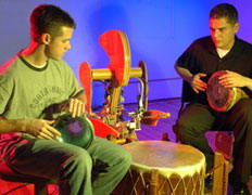 Плоский Буратино импровизирует на барабане и исправляет людей