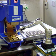 Katana используют, к примеру, для того, чтобы двигать образцы под микроскопом — робот делает это быстрее и точнее человека (фото Neuronics)