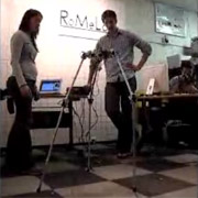 Второй вариант робота насчитывает в высоту 0,9 метра, в то время как первый прототип... (кадр с сайта youtube.com).