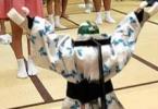 Робот учит японцев танцевать