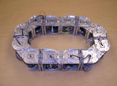 Робот в "катящейся" конфигурации. Правда, тут он лежит на боку (фото Polymorphic Robotics Laboratory).